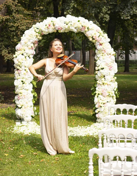Beautiful Young Girl Plays Violin Girl Long Hair Plays Violin — Stock Photo, Image