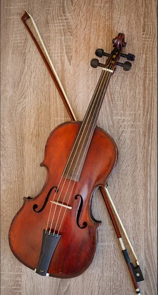 木の背景にバイオリン バイオリンと弓 — ストック写真