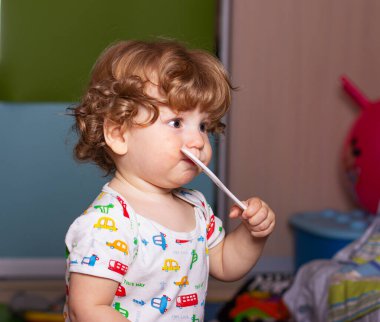 Çocuk evde oynuyor. Küçük çocuk evde oyuncak oynuyor..