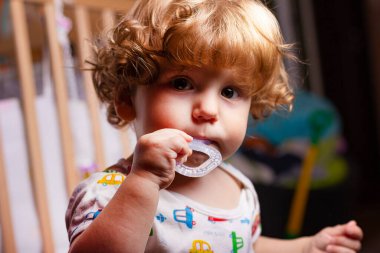 Çocuk evde oynuyor. Küçük çocuk evde oyuncak oynuyor..