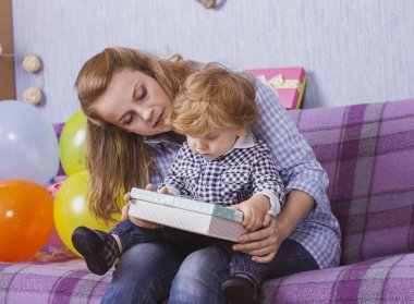Annesiyle bir yaşında bir bebek. Çocuk doğum gününü kutluyor. Annemin bebekli portresi.