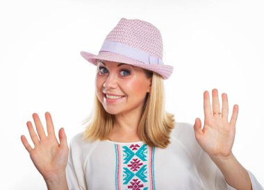 Yazlık şapkalı genç bir kadın. Güzel gülümseyen bir kızın izole edilmiş portresi.