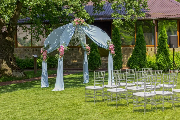 美しい結婚式のアーチ屋外 庭での結婚式 — ストック写真