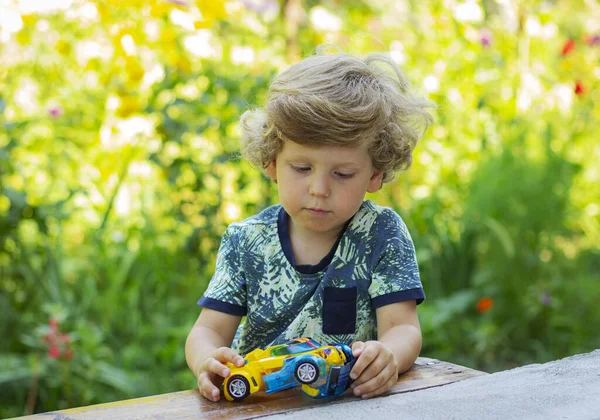 Ein Kleiner Junge Spielt Auf Dem Hof Mit Einem Transformator — Stockfoto