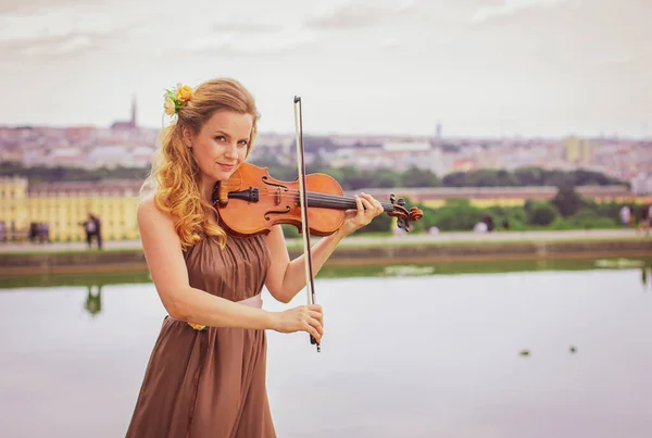 아름다운 금발의 바이올린을 밖에서 바이올리니스트 — 스톡 사진
