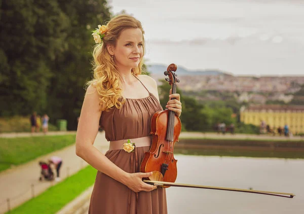 Bella Donna Bionda Suona Violino All Aperto Violinista All Aperto — Foto Stock