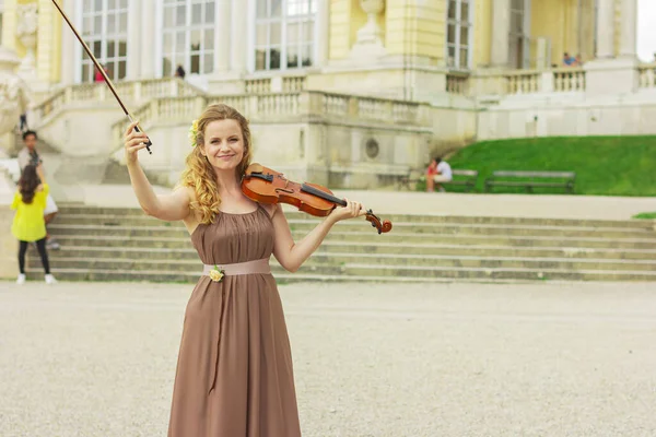 Beautiful Blonde Woman Plays Violin Outdoors Violinist Outdoors — Stock Photo, Image