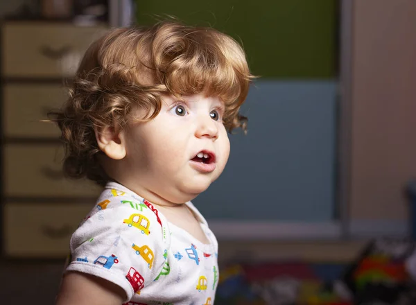 Het Kind Speelt Thuis Kleine Jongen Speelt Speelgoed Thuis — Stockfoto