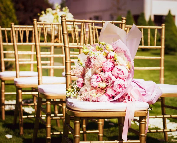 Hochzeitsstrauß Auf Dem Stuhl Festlicher Blumenstrauß — Stockfoto