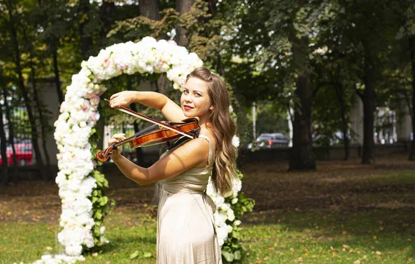 Menina Bonita Toca Violino Menina Com Cabelo Comprido Toca Violino — Fotografia de Stock