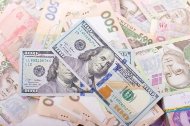 Beyaz arka planda yüz dolar ABD ve Ukrayna Hryvnia. 
