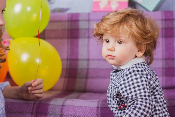 Bir Çocuk Doğum Gününü Kutluyor Renkli Balonları Olan Küçük Bir — Stok fotoğraf