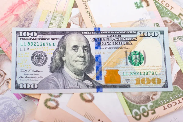 Sto Dolarów Usa Ukraińskiej Hrywny Białym Tle — Zdjęcie stockowe