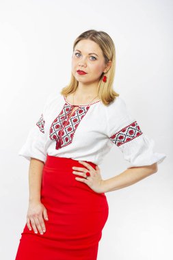 Nakışlı bluz giymiş güzel bir kızın izole edilmiş portresi. Kırmızı etekli, kırmızı dudaklı genç kadın..