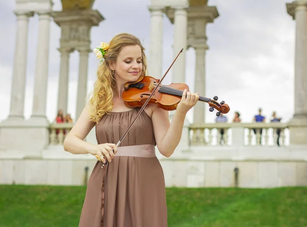 Bella Donna Bionda Suona Violino All Aperto Violinista All Aperto — Foto Stock