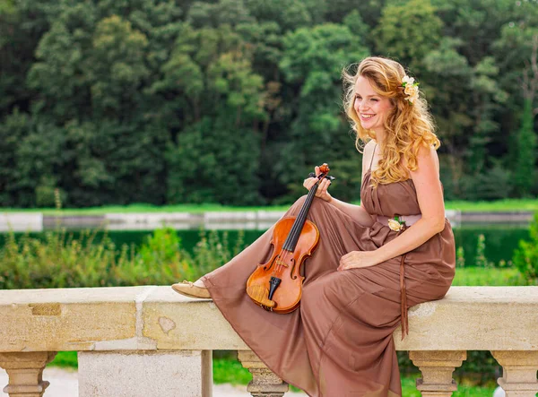 Jovem Com Violino Livre Retrato Uma Jovem Mulher Bonita — Fotografia de Stock