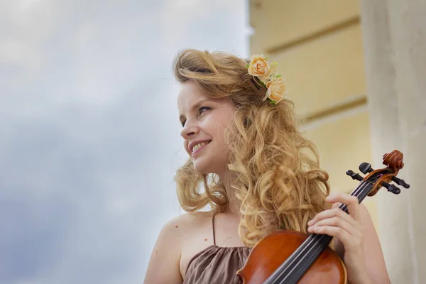 Jovem Com Violino Livre Retrato Uma Jovem Mulher Bonita — Fotografia de Stock