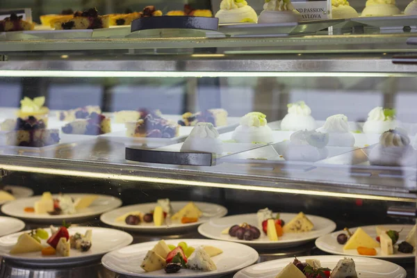 Taarten Onder Het Glas Sweets Eetkamer Sweets Het Hotel Bakkerijproducten — Stockfoto