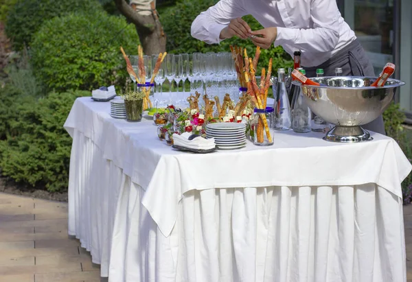 Açık Havada Düğün Ziyafeti Atıştırmalıklar Masada Tablo Ayarı — Stok fotoğraf