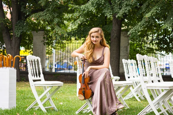 Una Giovane Ragazza Con Bel Vestito Con Violino Mano Sposa — Foto Stock