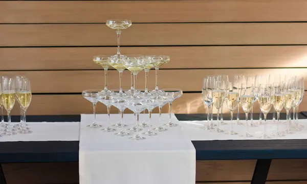 お祭りのテーブルの設定 屋外の空のガラスとプレート テラスでの宴会 自然界のレストラン テーブル設定 — ストック写真