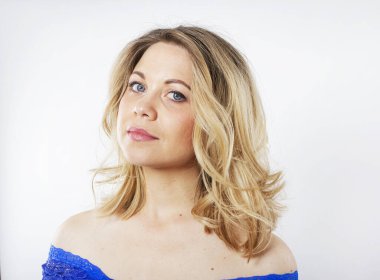 Genç ve güzel bir kadının izole edilmiş portresi..