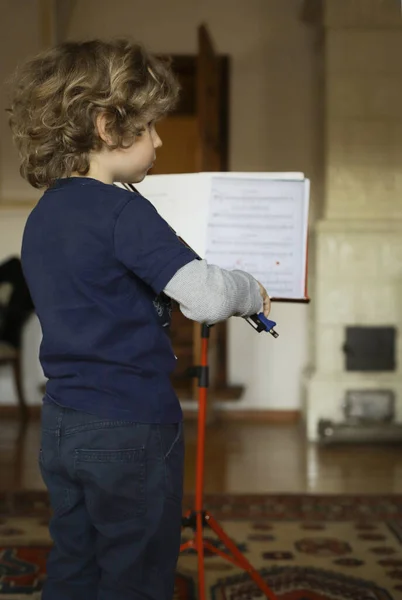 Liten Pojke Spelar Fiol Hemma Barnet Lär Sig Musik — Stockfoto