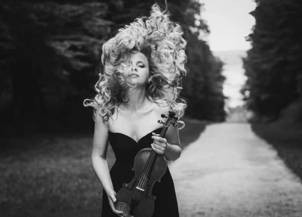 Belle Femme Avec Violon Extérieur Photo Noir Blanc — Photo