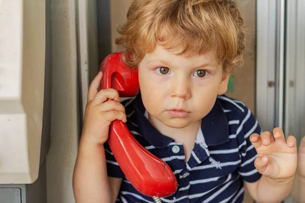 Серьезный Ребенок Говорит Телефону Мальчик Телефонной Будке Маленький Мальчик Красным — стоковое фото