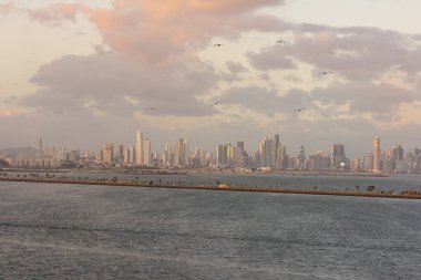 Gün batımı. Şehrin panoraması. gün batımı. 