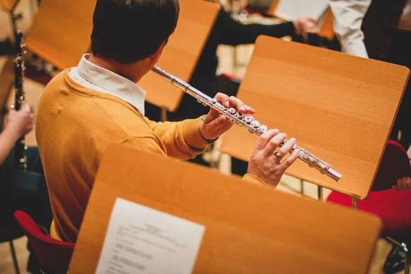 Hombre Toca Flauta Una Gran Orquesta Sinfónica Hombre Juega Volar — Foto de Stock