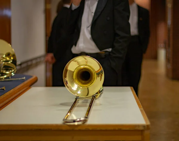 Trombone Está Sobre Mesa Trombone Instrumento Latão — Fotografia de Stock