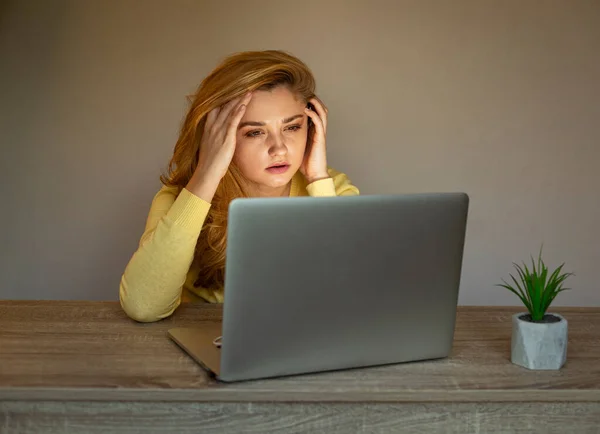 Mujer Cansada Trabajo Línea Problema Con Portátil Chica Con Ordenador — Foto de Stock