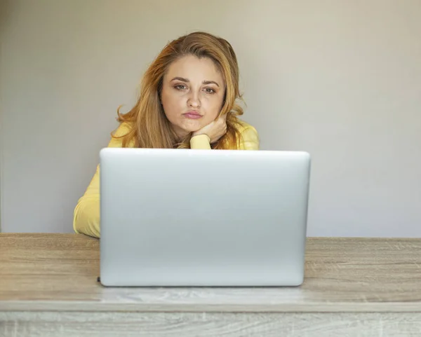Una Joven Está Mirando Monitor Computadora Chica Está Aburrida Una — Foto de Stock