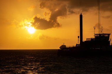 Batan güneşte gemiler. Deniz Günbatımı