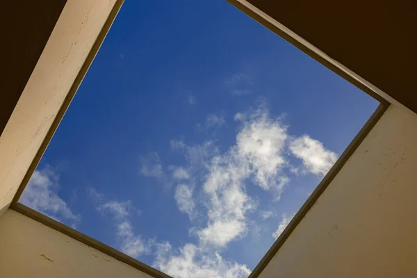 Raam Naar Hemel Blauwe Lucht Met Wolken — Stockfoto