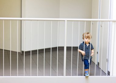 Küçük çocuk apartman kapısının yanında. Hild ailesini bekliyor..