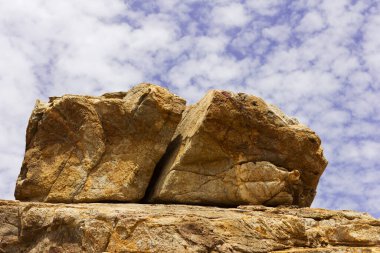 Dağlardaki kayalar. mavi gökyüzü