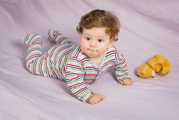 Malý Usměvavý Chlapec Posteli Dítě Doma — Stock fotografie