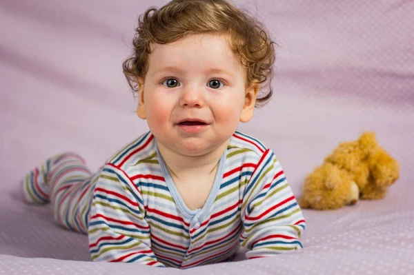 Mały Uśmiechnięty Chłopiec Łóżku Dziecko Domu — Zdjęcie stockowe