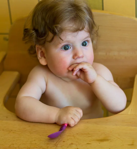 Küçük Çocuk Yemek Yiyecek Yüksek Sandalyedeki Bebek — Stok fotoğraf