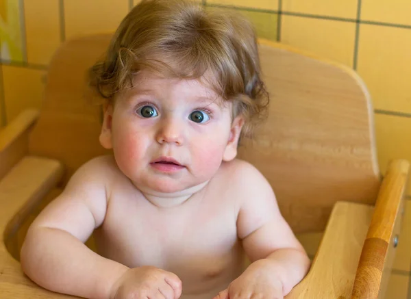 Kleiner Junge Wird Essen Baby Hochstuhl — Stockfoto