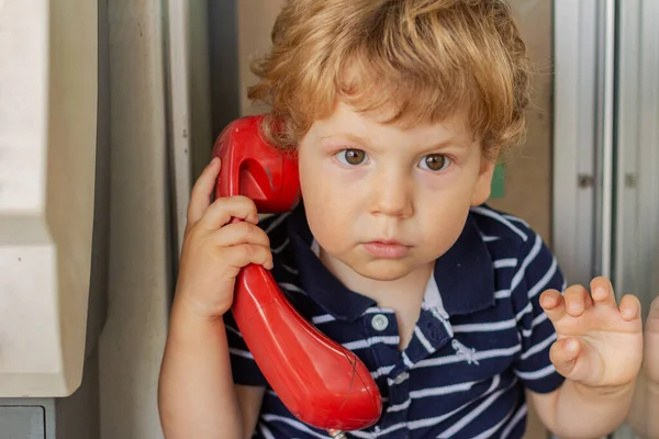 Niño Serio Habla Por Teléfono Chico Cabina Telefónica Niño Pequeño — Foto de Stock