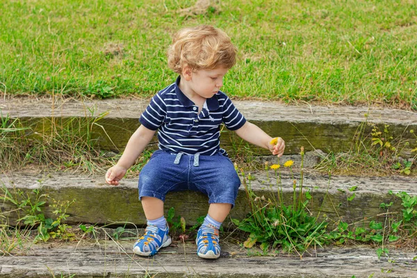 Kleiner Junge Sitzt Auf Der Treppe Freien — Stockfoto