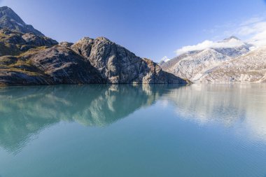 Alaska, ABD 'de yolcu gemisi. Yazın panoramik manzara. Alaska 'da manzara.