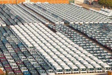 Satılık bir sürü araba var. Otopark.