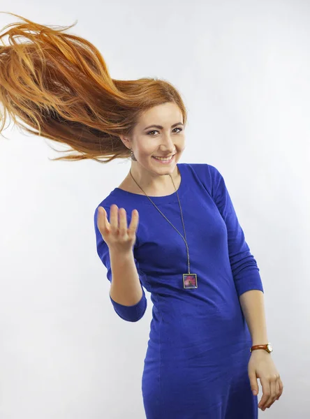 長い真っ赤な髪をした若い女性 — ストック写真