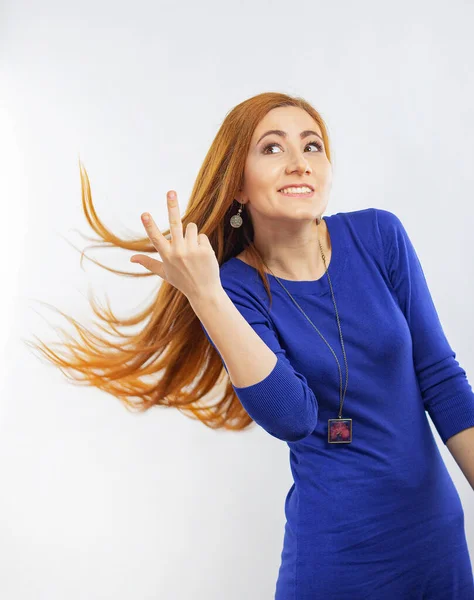 Jovem Com Longo Reto Cabelo Vermelho Voador — Fotografia de Stock