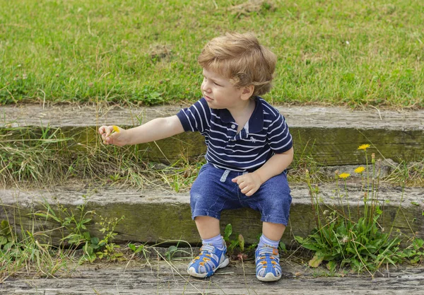 Kleiner Junge Sitzt Auf Der Treppe Freien — Stockfoto