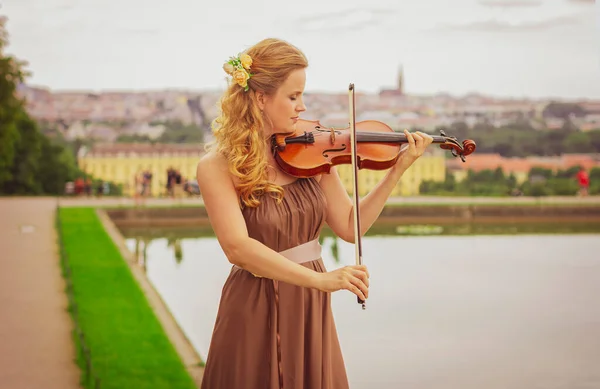 美丽的金发女人在户外拉小提琴 室外小提琴手 — 图库照片